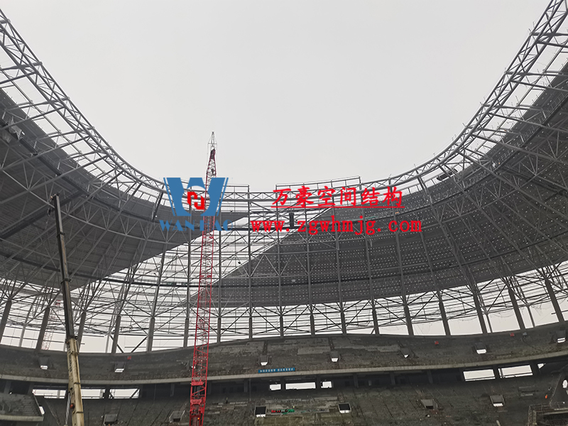 重慶龍興足球場ETFE屋面膜結構工程屋面鋼結構完成，膜結構安裝中