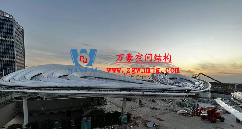 滬通鐵路張家港站地方配套工程站前西側旅客集散區(qū)蝴蝶造型天幕工程接近尾聲