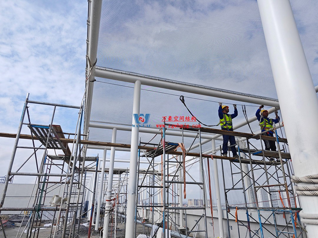 聚焦工程高質(zhì)量建設(shè)，這個網(wǎng)格織物幕墻正在施工安裝中