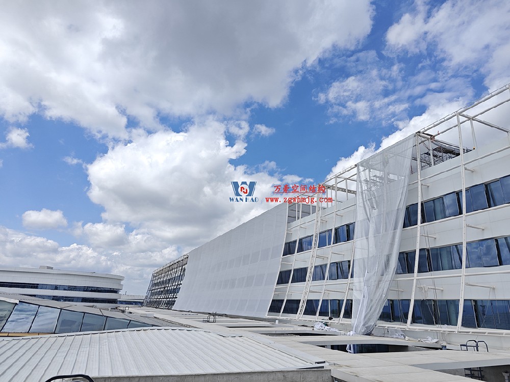 聚焦工程高質(zhì)量建設(shè)，這個網(wǎng)格織物幕墻正在施工安裝中
