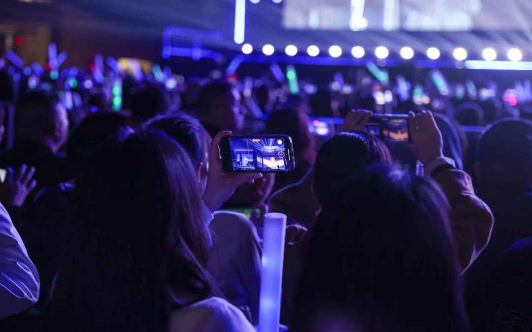 平陽體育中心群星演唱會！超萬人圍觀，現(xiàn)場火爆High唱！