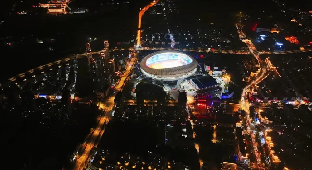 平陽體育中心群星演唱會！超萬人圍觀，現(xiàn)場火爆High唱！