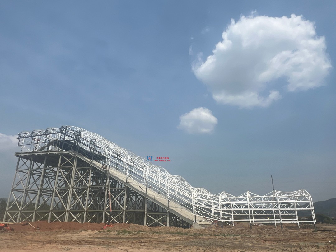 馭風(fēng)逐沙，織就賽道美學(xué)——比亞迪紹興嵊州賽車場(chǎng)干拔沙坡觀景平臺(tái)鋼膜結(jié)構(gòu)