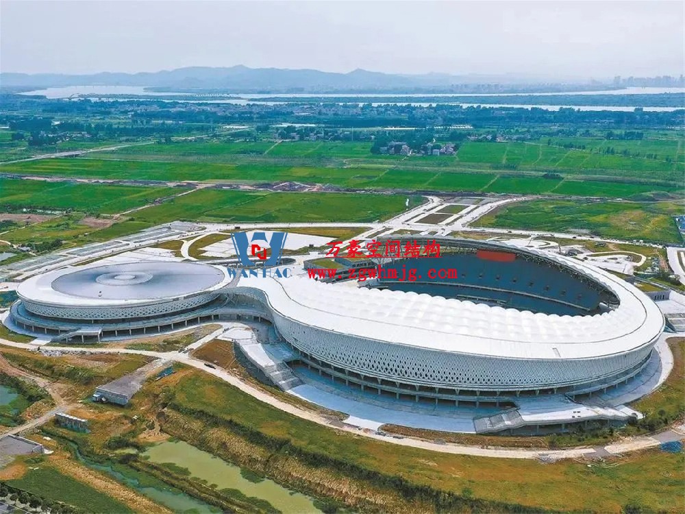 膜結構體育場屋面安裝全解析：從技術要點到經(jīng)典案例