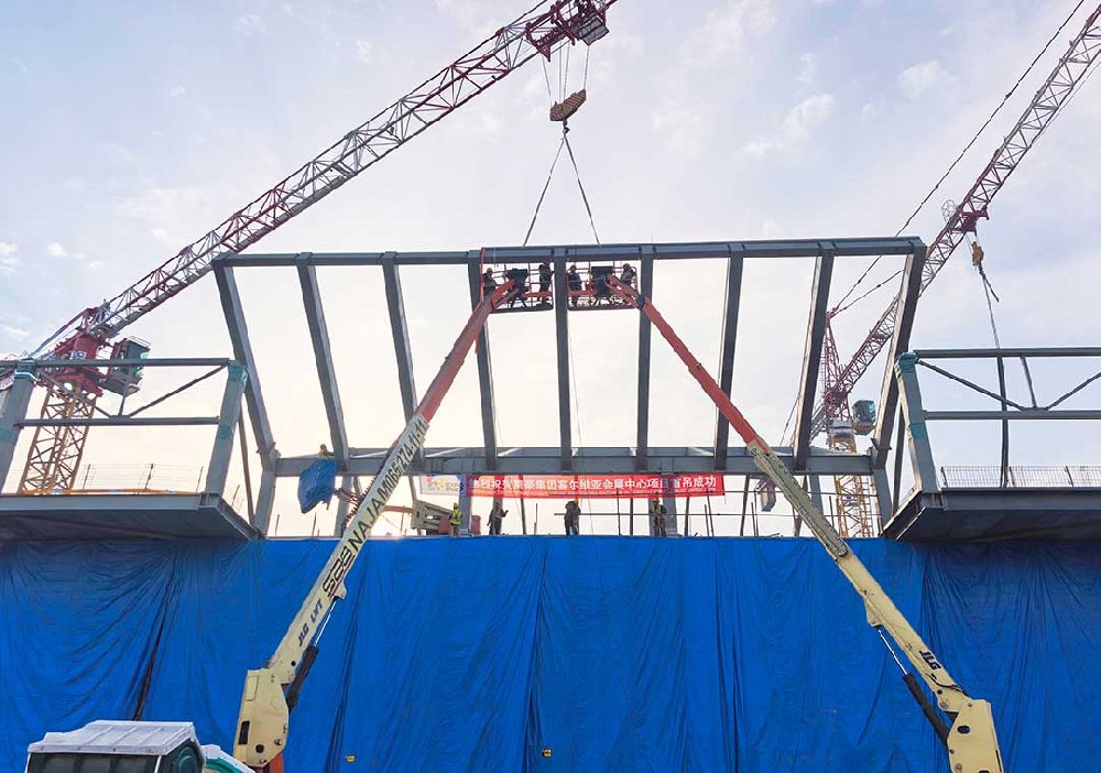 萬豪集團-塞爾維亞國家展覽館項目二次鋼構(gòu)首吊圓滿成功