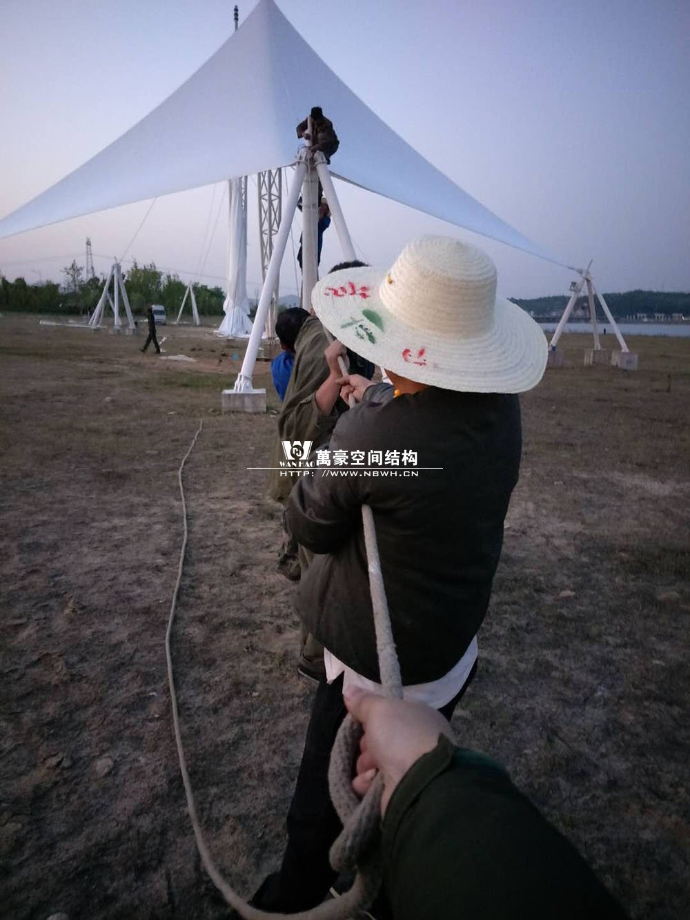 高橋?yàn)超F(xiàn)代產(chǎn)業(yè)園單飛燕、雙飛燕景觀膜結(jié)構(gòu)工程已近尾聲