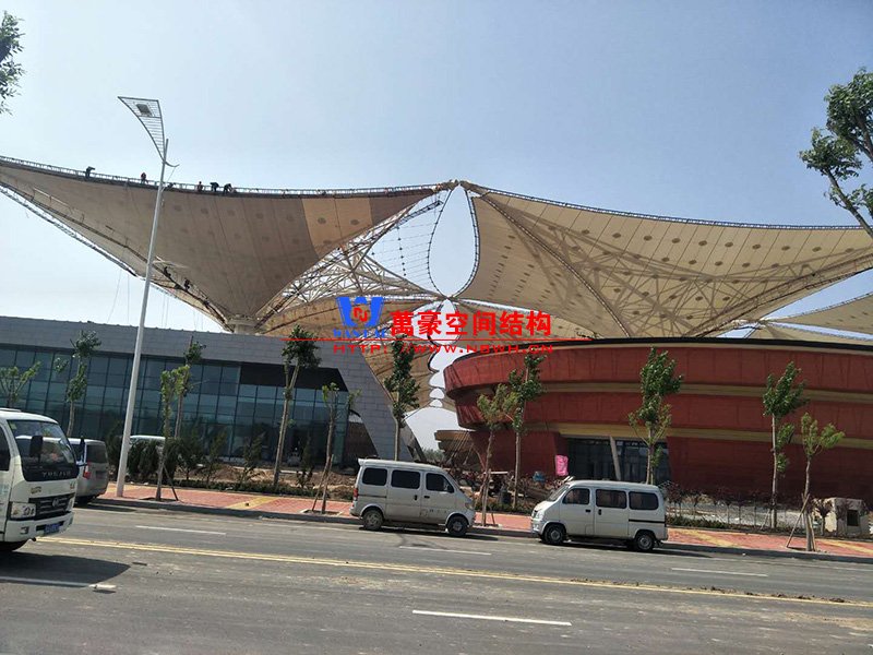 什么是膜結(jié)構(gòu)屋面？PTFE膜結(jié)構(gòu)屋面有哪些特點優(yōu)勢？