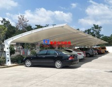 為何膜結(jié)構(gòu)車棚越來越受歡迎？小轎車車棚為什么都選用膜結(jié)構(gòu)車棚？