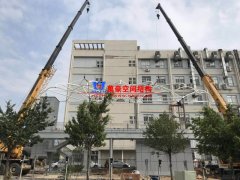 張拉膜結(jié)構(gòu)車棚中鋼結(jié)構(gòu)如何防銹？張拉膜車棚除銹的方法有哪些？