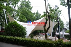 如何操作來保證膜結(jié)構(gòu)工程能承受一定的外荷載？