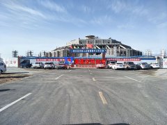 茶卡鹽湖景區(qū)綜合辦公樓及觀光塔鋼膜結構項目施工中